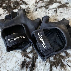 Lululemon woman’s black workout gloves.